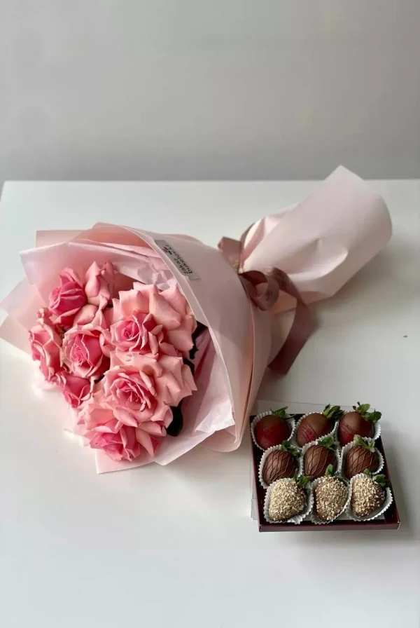 Сет «Розы и клубника» — «Сет Розы и клубника» — подарочный сет Dolce Sweets из 9 ягод клубники в молочном шоколаде.